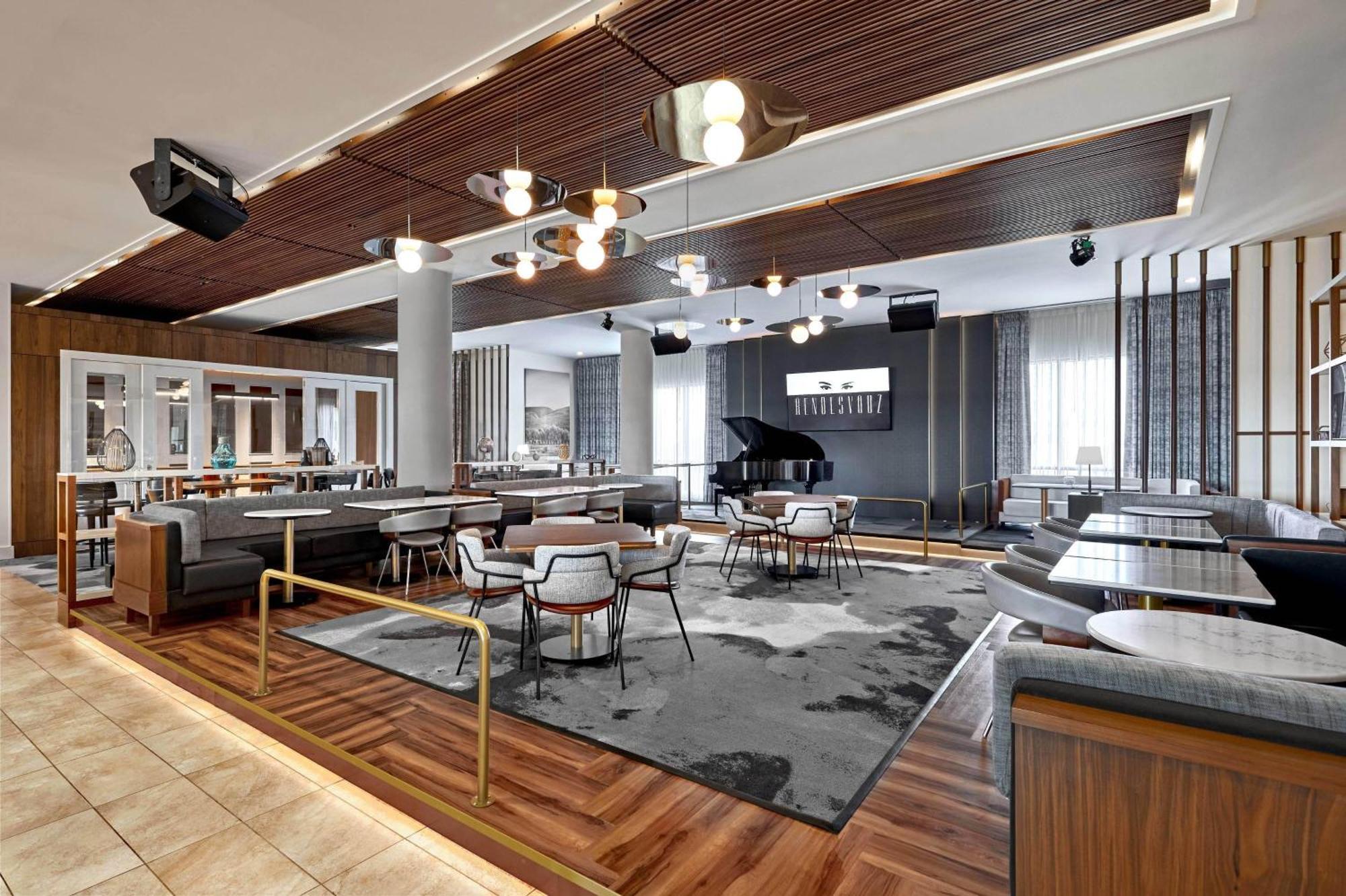 Courtyard By Marriott Calgary South Hotel Exterior foto