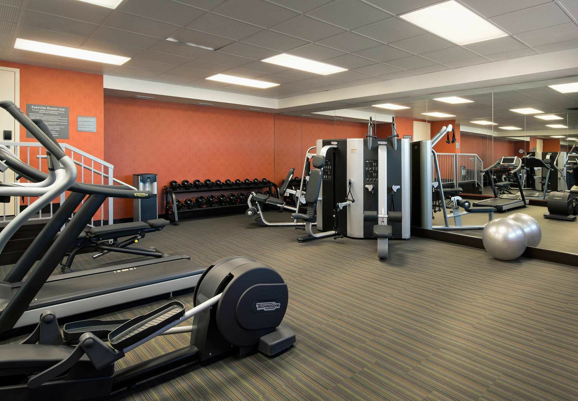 Courtyard By Marriott Calgary South Hotel Exterior foto