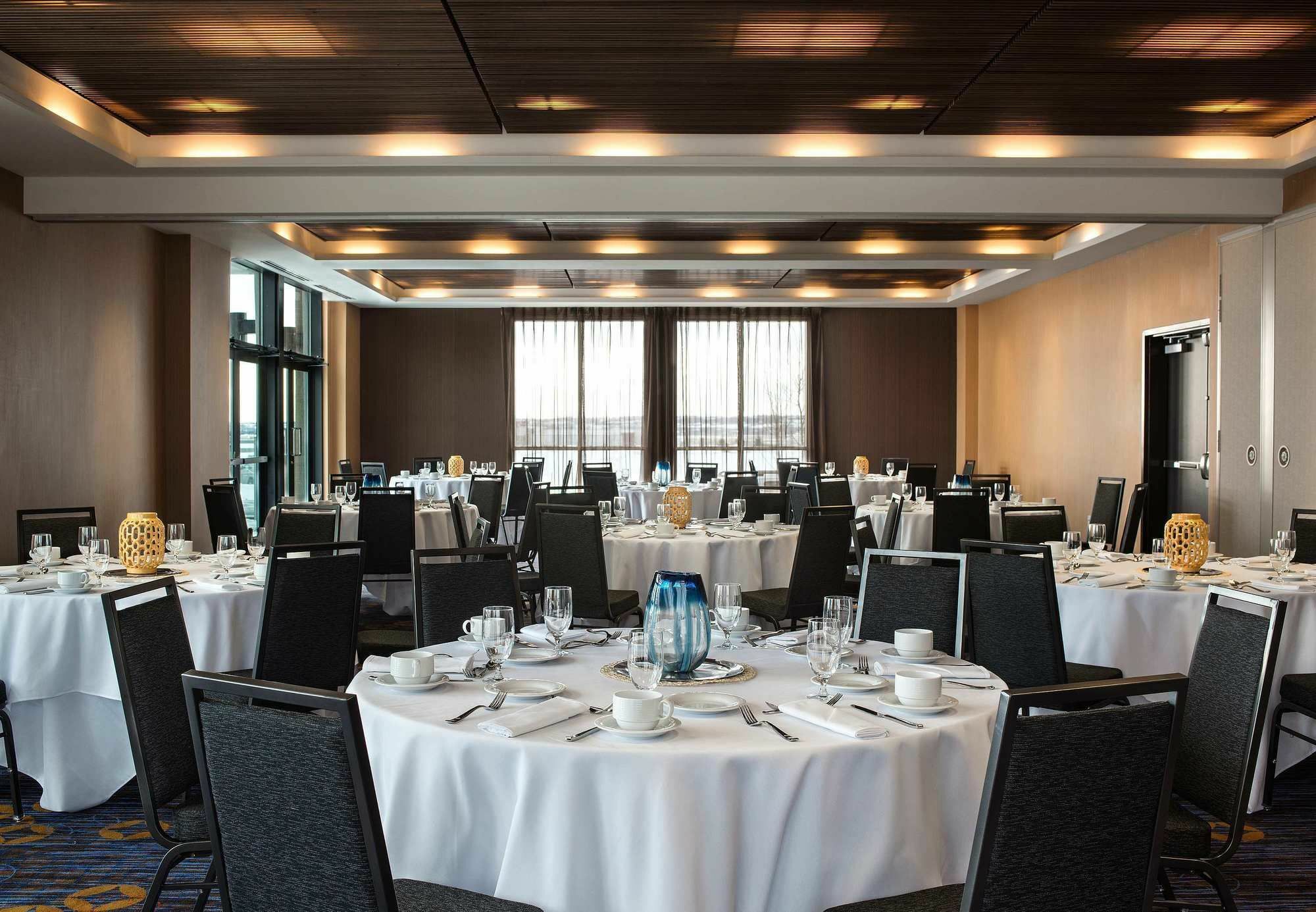 Courtyard By Marriott Calgary South Hotel Exterior foto